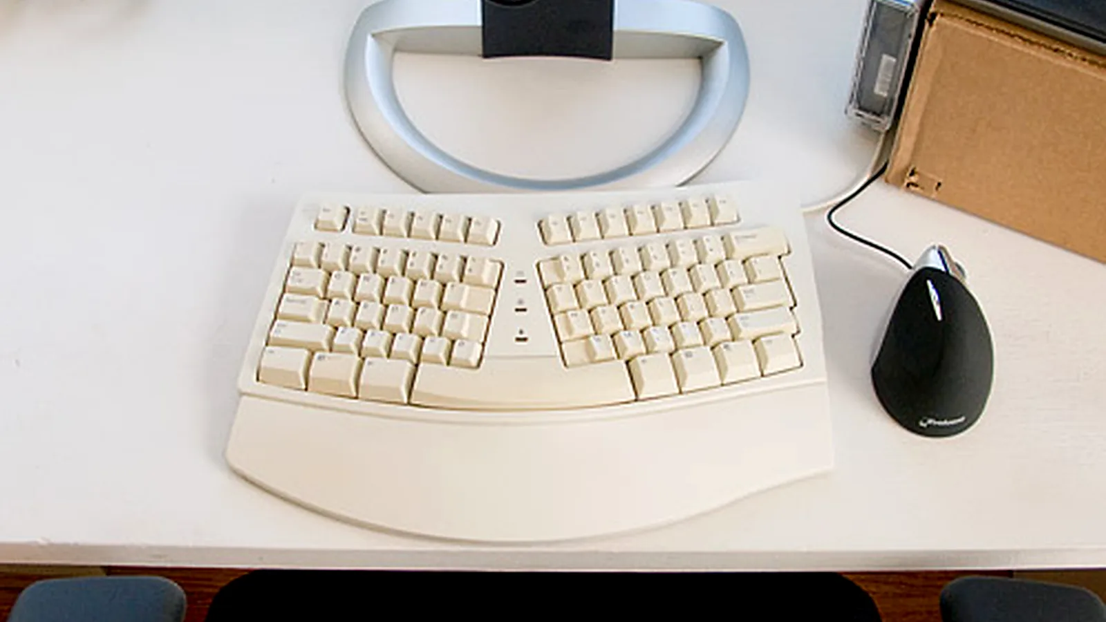 vertical ergonomic mouse for business desk workers and desk-focused teams